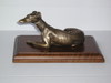 Těžítko na dřevěném podstavci - lovecký pes - bronz masiv