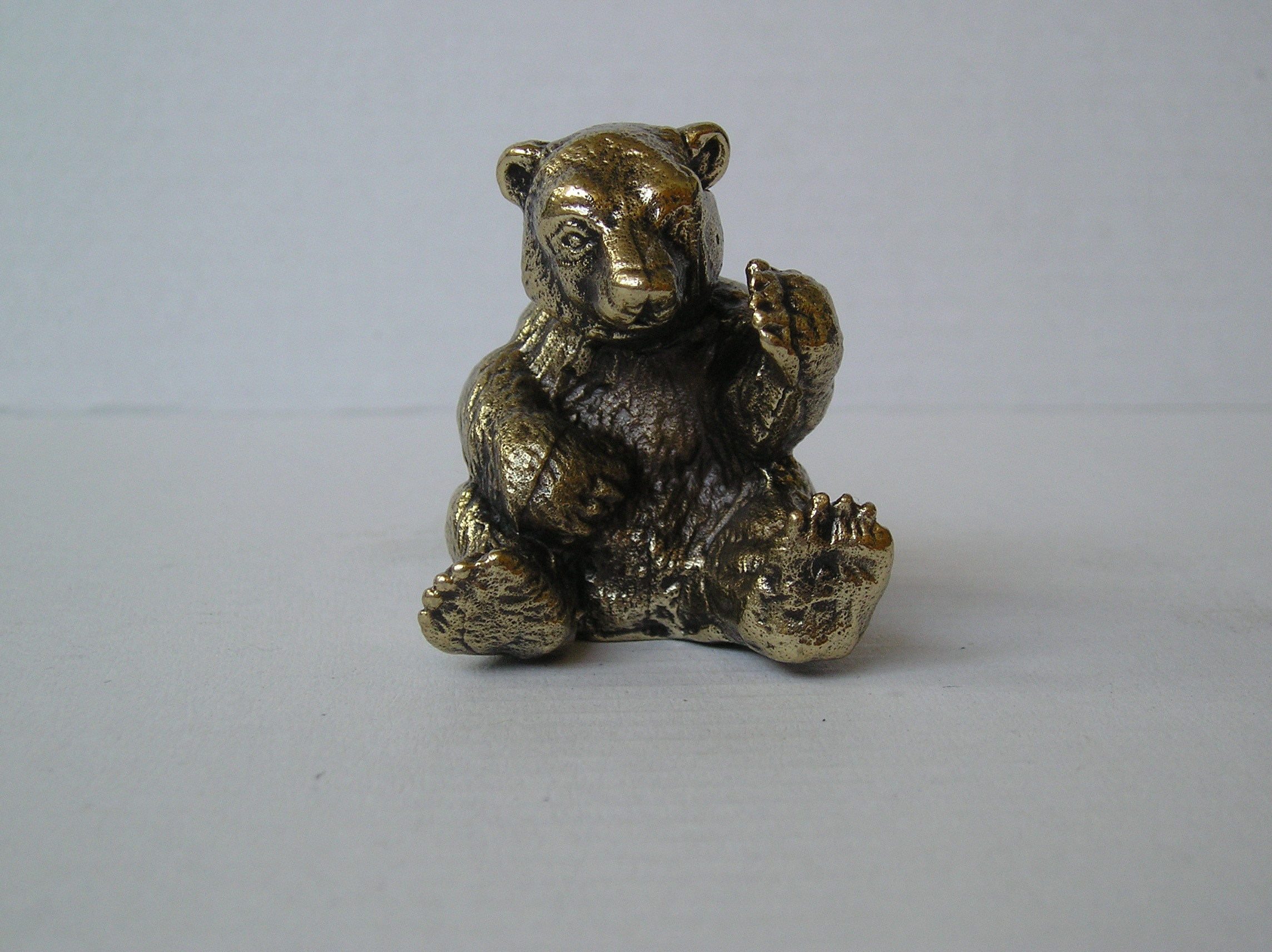 Soška medvídek sedící malý - bronz masiv